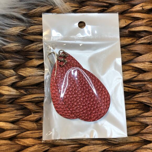 New in package rust reddish brown textured leather teardrop earrings - Picture 3 of 3